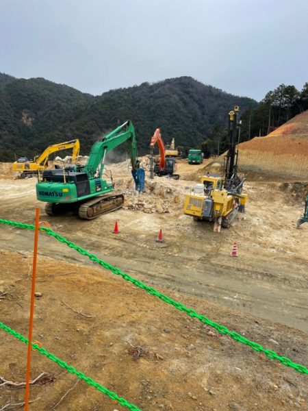 割岩工（HRB-1700：スーパービッガー） | 静的破砕工（ブライスター等